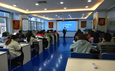 潔希亞加盟免費(fèi)培訓(xùn)，干洗技術(shù)培訓(xùn)上手難不難?